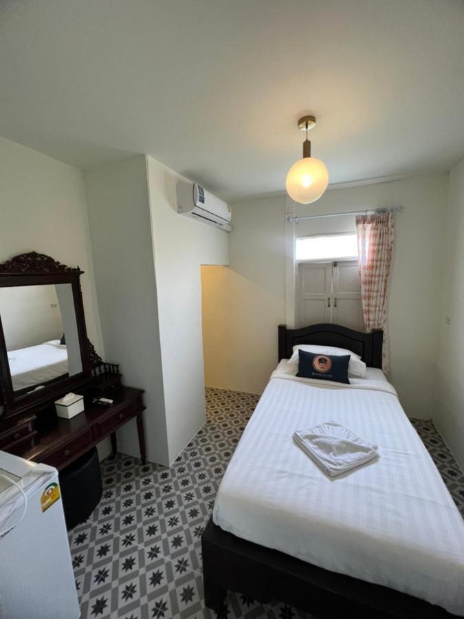 Roomquest Rim Praya Dinsor Road Bangkok Exterior photo