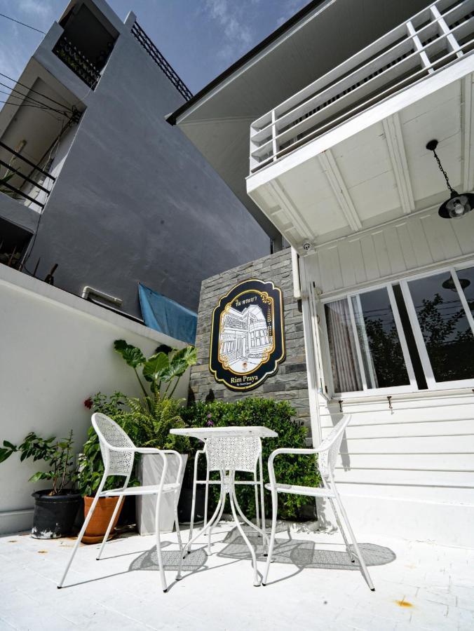 Roomquest Rim Praya Dinsor Road Bangkok Exterior photo