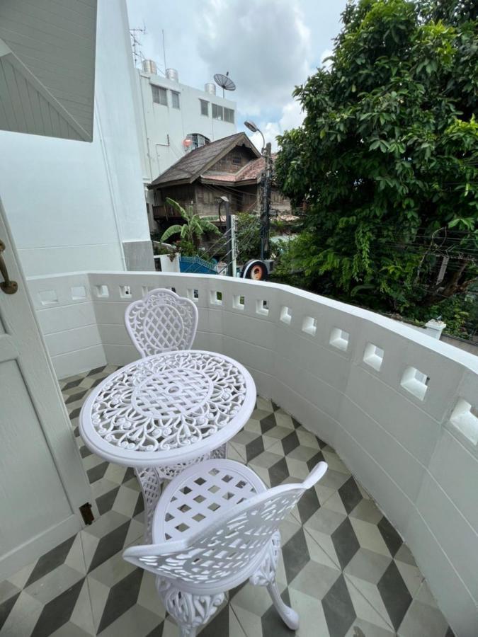 Roomquest Rim Praya Dinsor Road Bangkok Exterior photo