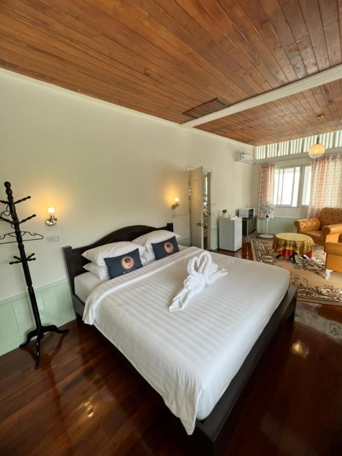 Roomquest Rim Praya Dinsor Road Bangkok Exterior photo