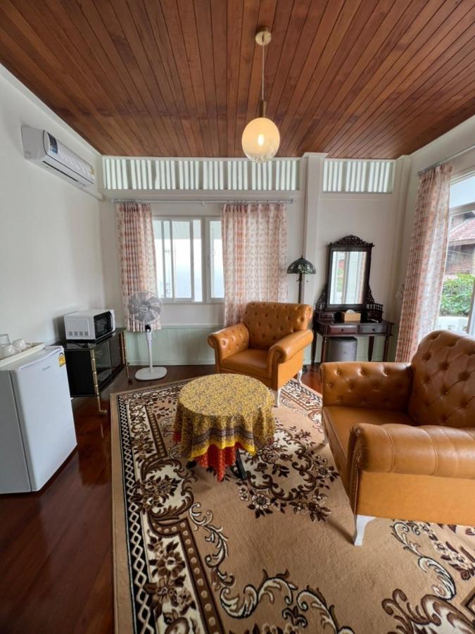 Roomquest Rim Praya Dinsor Road Bangkok Exterior photo
