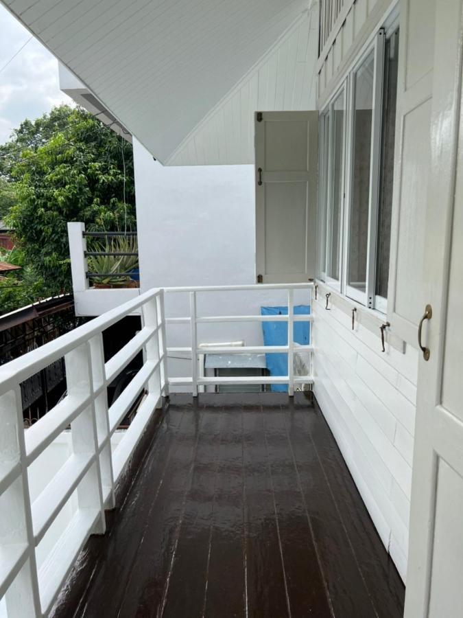 Roomquest Rim Praya Dinsor Road Bangkok Exterior photo