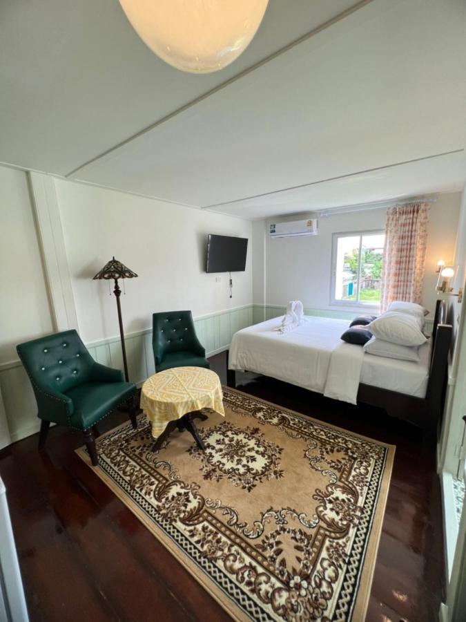 Roomquest Rim Praya Dinsor Road Bangkok Exterior photo